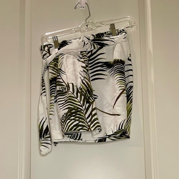 H&M Tropical Leaf Print Linen High Waisted Baggy Shorts Size 4 - Picture 3 of 4